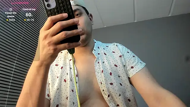 Snapshot of Latin_boy_surprisee chatting on June 25, 12:43 am Latin boy surprisee online show from June 25, 12:43 am