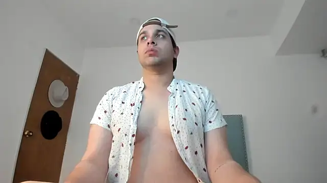 Snapshot of Latin_boy_surprisee chatting on July 29, 12:20 am Latin boy surprisee online show from July 29, 12:20 am