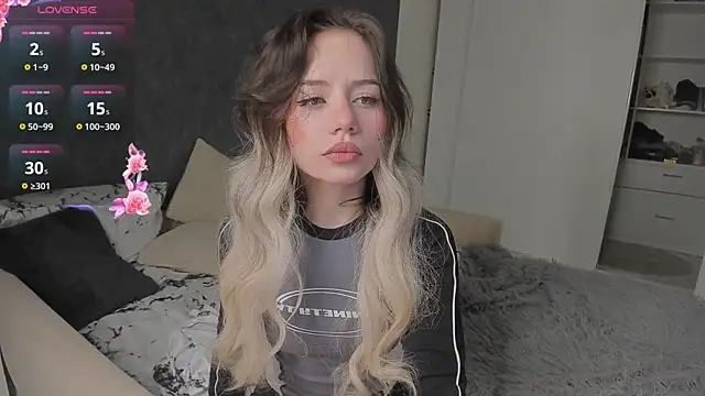 Snapshot of KellyBarton chatting on December 18, 11:40 pm KellyBarton online show from December 18, 11:40 pm