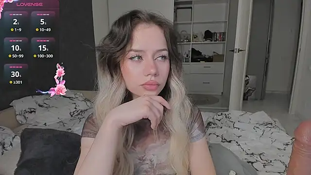 Snapshot of KellyBarton chatting on December 19, 10:10 pm KellyBarton online show from December 19, 10:10 pm