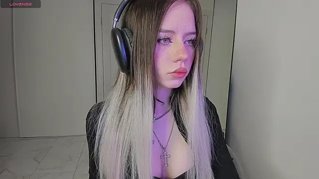 Snapshot of KellyBarton chatting on March 16, 8:43 pm KellyBarton online show from March 16, 8:43 pm