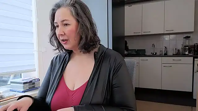 MilfGina online show from March 12, 12:11 pm