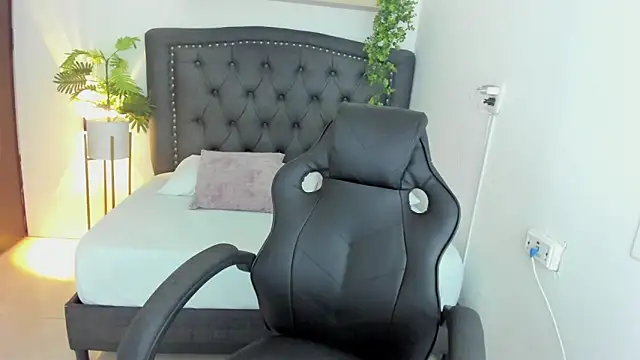 Snapshot of zoe_danae_ chatting on December 29, 3:24 pm zoe danae online show from December 29, 3:24 pm