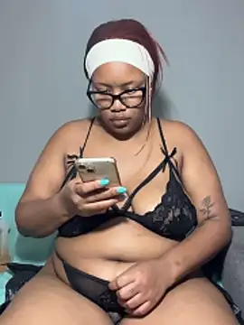 Snapshot of MimiCurves chatting on December 3, 10:13 am MimiCurves online show from December 3, 10:13 am