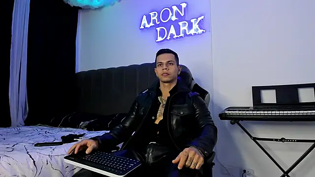 Snapshot of Aron_Dark chatting on December 29, 11:18 pm Aron Dark online show from December 29, 11:18 pm