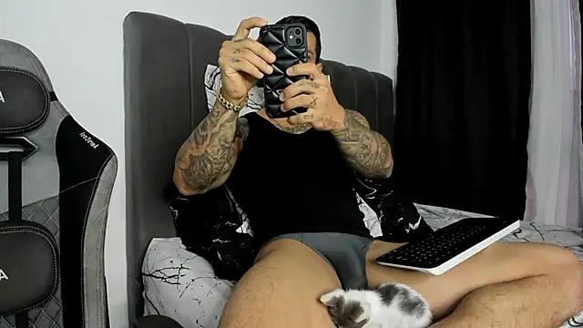 Snapshot of Aron_Dark chatting on January 8, 1:09 pm Aron Dark online show from January 8, 1:09 pm