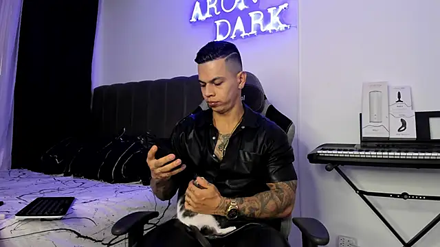 Snapshot of Aron_Dark chatting on January 10, 12:15 pm Aron Dark online show from January 10, 12:15 pm