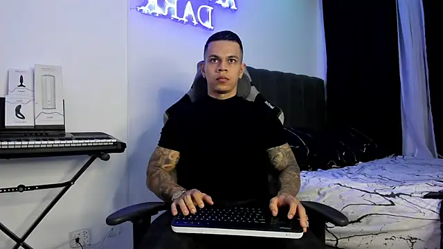 Snapshot of Aron_Dark chatting on January 11, 12:55 am Aron Dark online show from January 11, 12:55 am