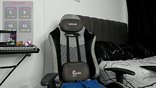 Snapshot of Aron_Dark chatting on January 12, 2:19 pm Aron Dark online show from January 12, 2:19 pm