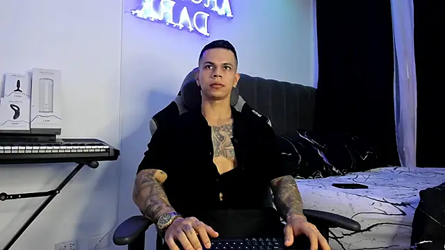 Snapshot of Aron_Dark chatting on January 25, 10:18 pm Aron Dark online show from January 25, 10:18 pm