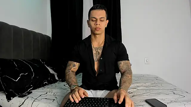 Snapshot of Aron_Dark chatting on February 5, 10:01 pm Aron Dark online show from February 5, 10:01 pm