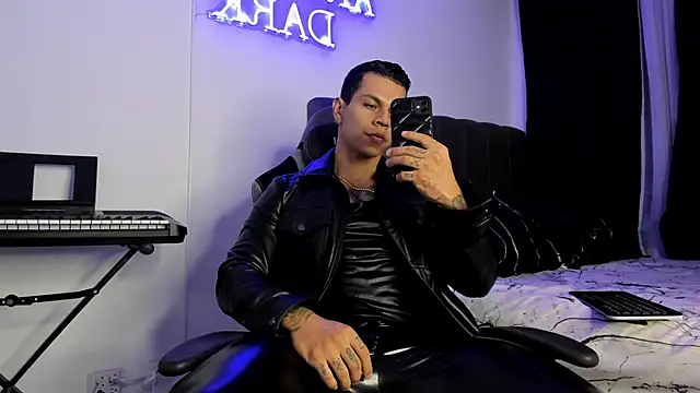 Snapshot of Aron_Dark chatting on February 13, 11:04 pm Aron Dark online show from February 13, 11:04 pm