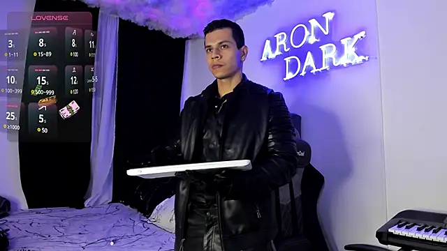 Snapshot of Aron_Dark chatting on February 16, 2:42 am Aron Dark online show from February 16, 2:42 am