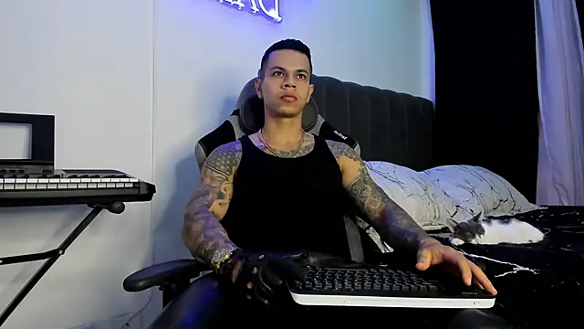 Snapshot of Aron_Dark chatting on February 22, 12:40 pm Aron Dark online show from February 22, 12:40 pm