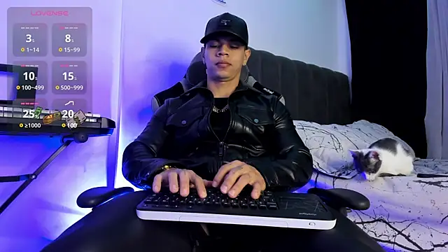 Snapshot of Aron_Dark chatting on March 18, 10:57 am Aron Dark online show from March 18, 10:57 am