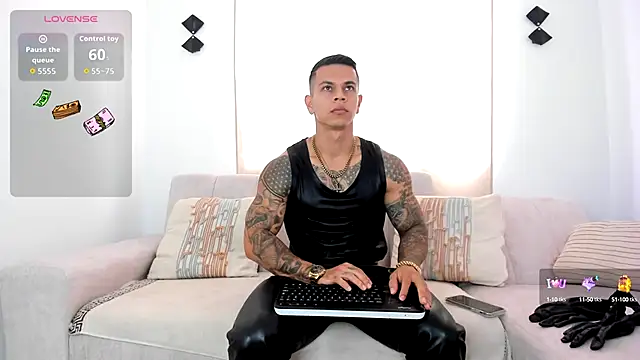 Snapshot of Aron_Dark chatting on October 12, 1:43 pm Aron Dark online show from October 12, 1:43 pm