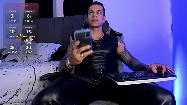 Snapshot of Aron_Dark chatting on October 19, 9:04 pm Aron Dark online show from October 19, 9:04 pm