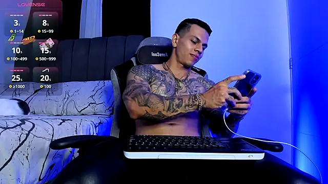 Snapshot of Aron_Dark chatting on November 13, 12:42 am Aron Dark online show from November 13, 12:42 am