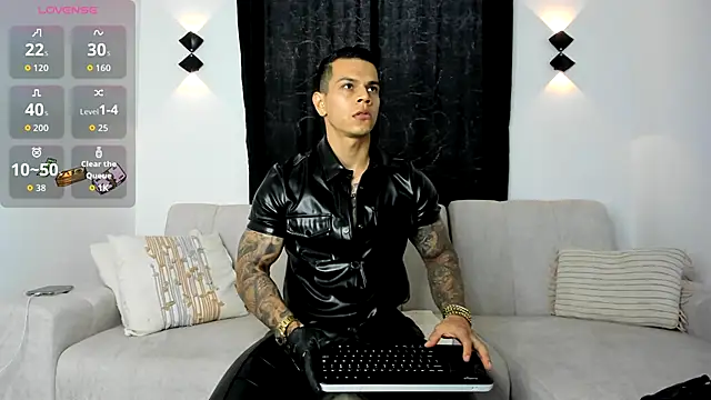 Snapshot of Aron_Dark chatting on November 28, 10:34 pm Aron Dark online show from November 28, 10:34 pm