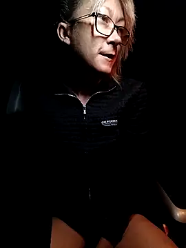 Snapshot of Timide_girl2 chatting on October 8, 4:10 am Timide girl2 online show from October 8, 4:10 am