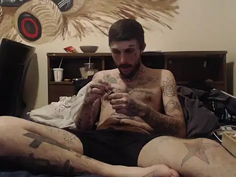 Snapshot of hungandtatted666 chatting on December 27, 9:28 am hungandtatted666 online show from December 27, 9:28 am