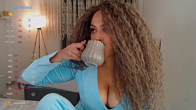  Just a queen 3 online show from October 1, 9:37 am