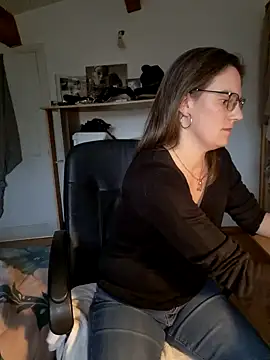 Snapshot of SpiceLea chatting on January 6, 2:47 pm SpiceLea online show from January 6, 2:47 pm