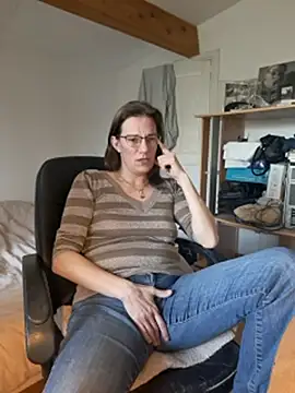 Snapshot of SpiceLea chatting on February 13, 11:06 am SpiceLea online show from February 13, 11:06 am