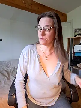 Snapshot of SpiceLea chatting on March 2, 9:53 am SpiceLea online show from March 2, 9:53 am