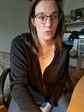 Snapshot of SpiceLea chatting on March 4, 12:33 pm SpiceLea online show from March 4, 12:33 pm