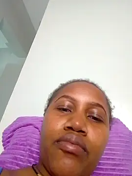 Snapshot of SquirtQueen222 chatting on December 9, 4:45 am SquirtQueen222 online show from December 9, 4:45 am