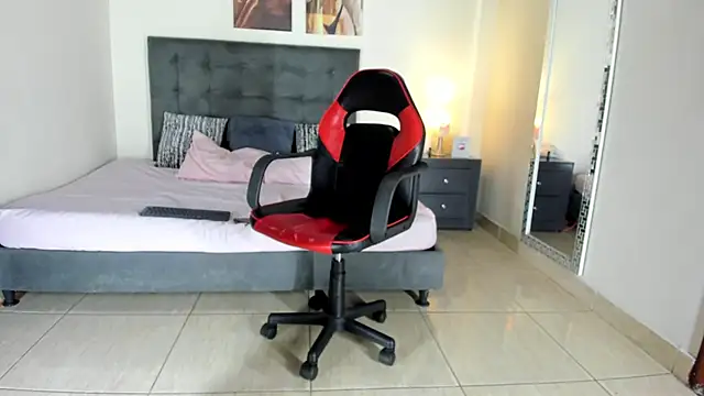 Snapshot of MarilynDavies chatting on February 10, 2:30 am MarilynDavies online show from February 10, 2:30 am