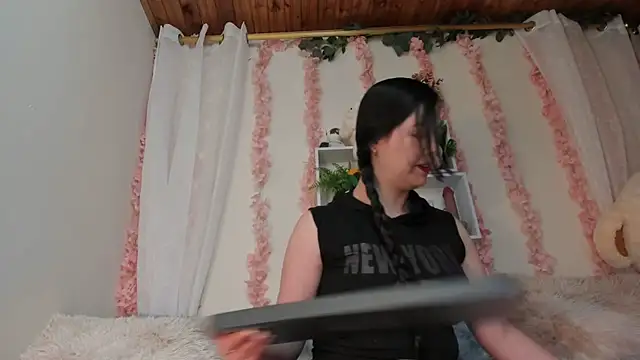 Idara and Edahi01 online show from February 1, 10:30 pm