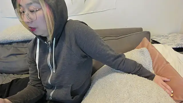 Snapshot of luxgray chatting on December 13, 12:31 am luxgray online show from December 13, 12:31 am