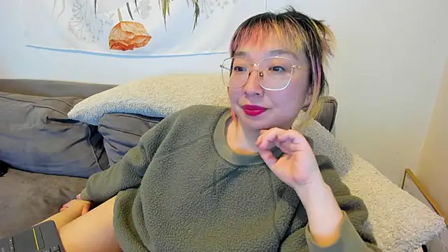 Snapshot of luxgray chatting on February 9, 12:28 am luxgray online show from February 9, 12:28 am