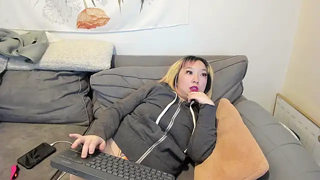 Snapshot of luxgray chatting on February 16, 10:54 pm luxgray online show from February 16, 10:54 pm