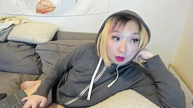 Snapshot of luxgray chatting on February 17, 2:53 am luxgray online show from February 17, 2:53 am