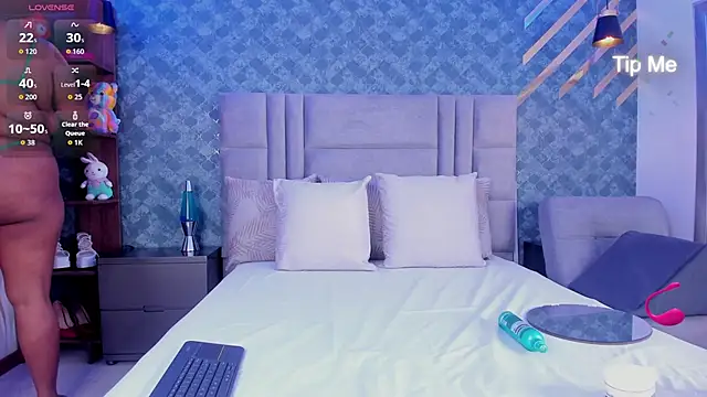 NiiaMoore online show from November 5, 8:20 pm