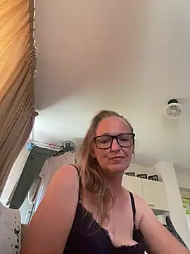 KikiDenhaag online show from July 17, 11:39 am