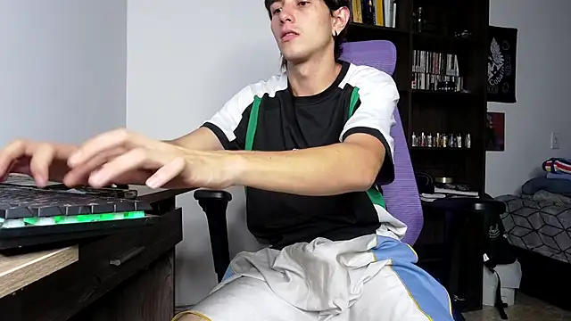 Snapshot of alex_connorr chatting on November 8, 10:52 pm alex connorr online show from November 8, 10:52 pm