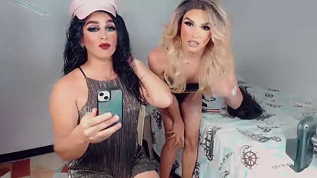 Snapshot of New_Dolls chatting on October 25, 11:43 pm New Dolls online show from October 25, 11:43 pm