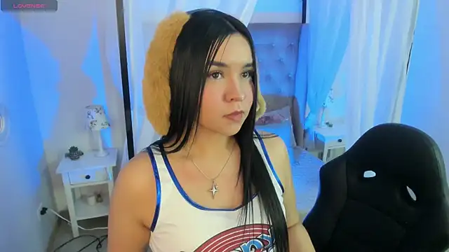 Snapshot of Hanna__Becker_ chatting on December 15, 3:33 am Hanna Becker online show from December 15, 3:33 am