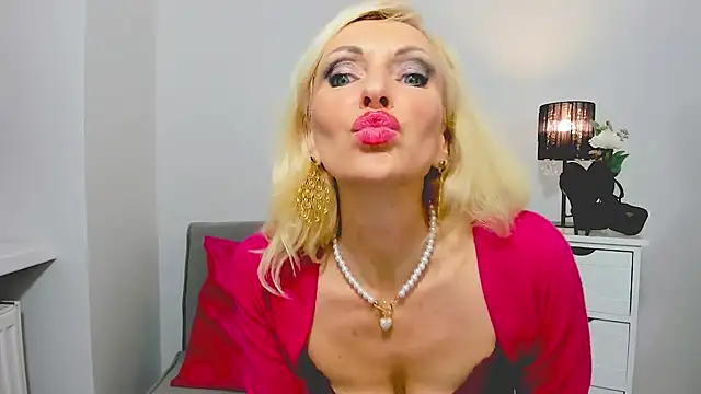 Snapshot of CrystalHotty chatting on January 8, 1:11 am CrystalHotty online show from January 8, 1:11 am