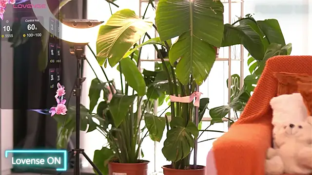 Snapshot of EmilyRaymont chatting on October 18, 8:04 am EmilyRaymont online show from October 18, 8:04 am