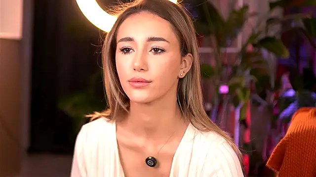 Snapshot of EmilyRaymont chatting on November 28, 4:48 am EmilyRaymont online show from November 28, 4:48 am