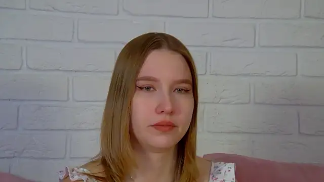 LiliLinn online show from July 3, 4:30 am