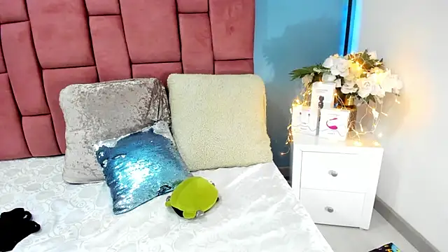 Snapshot of NinaInk chatting on February 11, 11:43 am NinaInk online show from February 11, 11:43 am