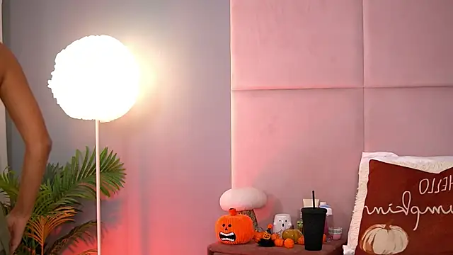 Snapshot of AlmaLuv chatting on November 21, 4:55 am AlmaLuv online show from November 21, 4:55 am