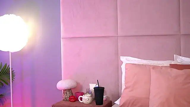 Snapshot of AlmaLuv chatting on December 1, 3:55 am AlmaLuv online show from December 1, 3:55 am