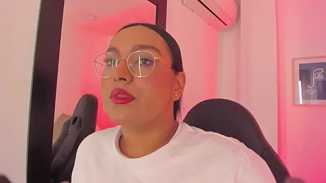 Snapshot of ellamontoya chatting on December 15, 11:58 am ellamontoya online show from December 15, 11:58 am